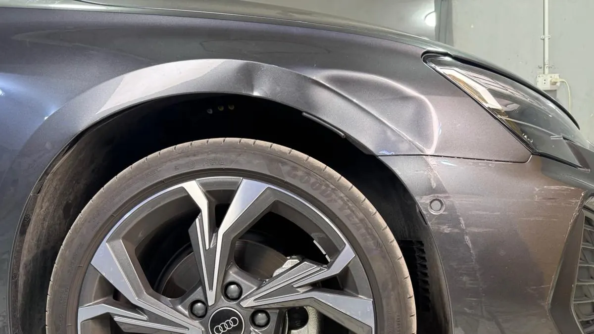 Audi – رفرف أمامي – إصلاح بدون دهان – Garage المقطم — قبل