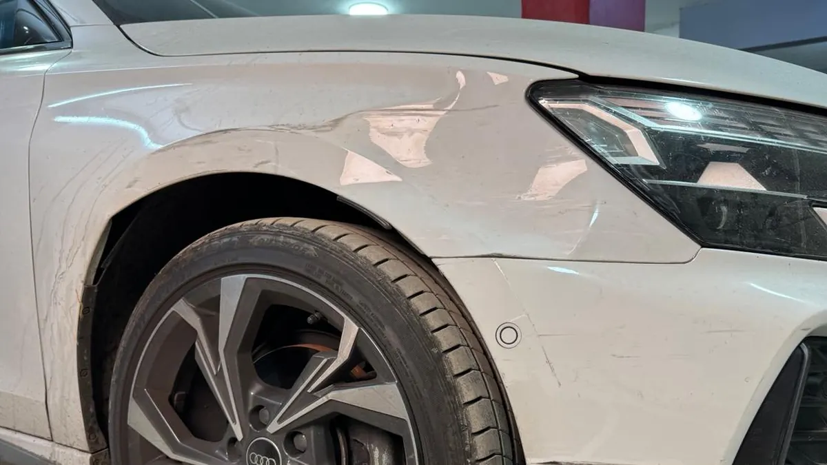 Audi – رفرف أمامي – إصلاح بدون دهان – Garage المقطم — قبل