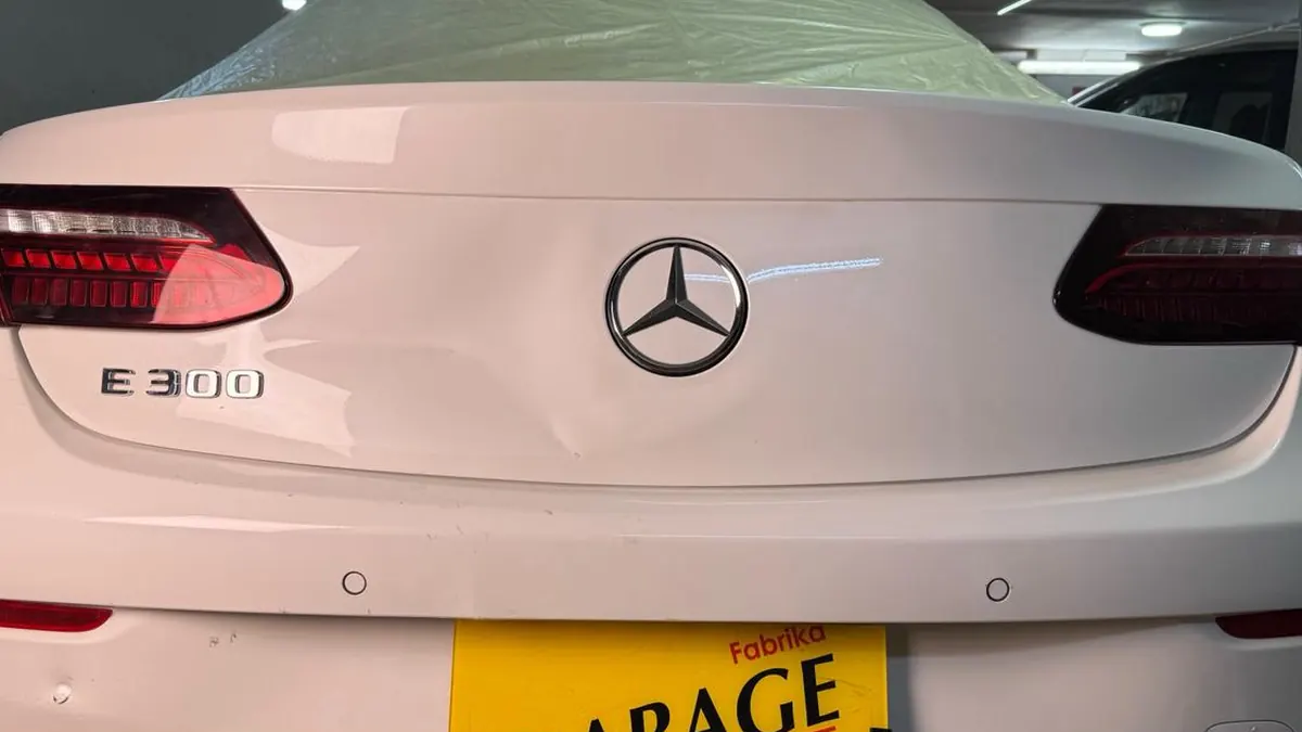 Mercedes E300 – غطاء الشنطة – إصلاح بدون دهان – Garage المقطم — قبل