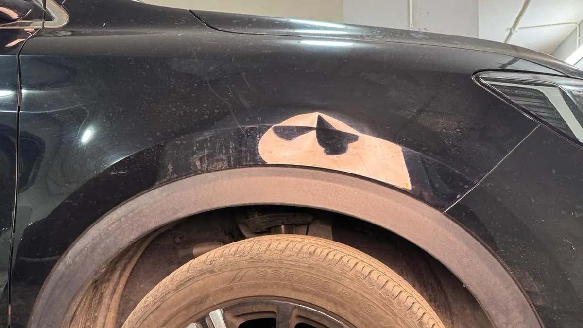 رفرف أمامي – إصلاح بدون دهان – Garage المقطم — قبل